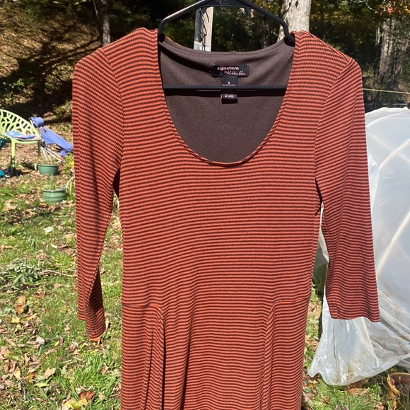 🎃Signature by Robbie Bee Striped Knit Lined Dress - Picture 2 of 8